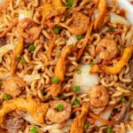 海老・鶏肉・キャベツ・にんじんを合わせた焼きそば風の炒め麺