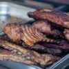 ステンレスバットに盛られた炭火焼きのスペアリブ