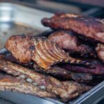 ステンレスバットに盛られた炭火焼きのスペアリブ