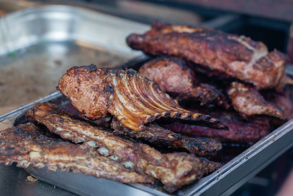 ステンレスバットに盛られた炭火焼きのスペアリブ
