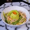 白い器に盛られた海藻サラダとアボカド・かにかまの和え物と箸