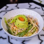 白い器に盛られた海藻サラダとアボカド・かにかまの和え物と箸