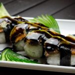 鰻の握り寿司にきゅうりの飾り切りを添えた一皿