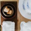 きな粉をまぶしたわらび餅を器に盛り付けた様子