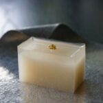 金箔を乗せた透明な寒天ゼリーのクローズアップ