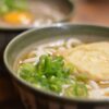 きつねうどんとつゆだくのうどんが2椀並んだクローズアップ