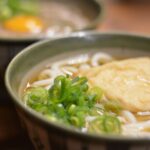 きつねうどんとつゆだくのうどんが2椀並んだクローズアップ