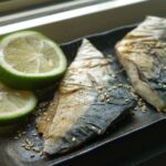 レモンと胡麻を添えたさばの塩焼き