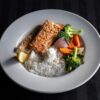 鮭と彩り野菜、ご飯を盛り付けた一皿