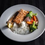 鮭と彩り野菜、ご飯を盛り付けた一皿