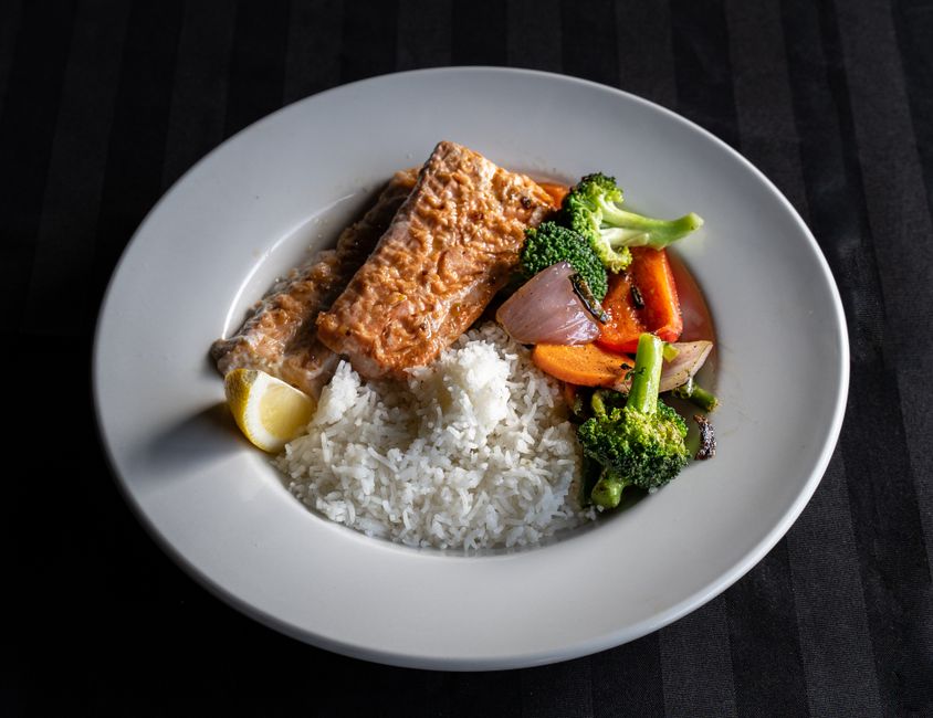 鮭と彩り野菜、ご飯を盛り付けた一皿