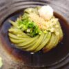 黒いつゆに入った緑色のところてんとねぎ・生姜・ごま