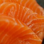 断面が美しいサーモンの刺身を間近から撮影した写真