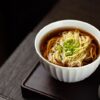 白い器に盛られただし香る麺料理