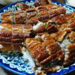 白い背景で撮影した蒲焼きうなぎとご飯