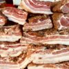 スパイスをまぶして積み重ねた生の豚バラ肉スライス