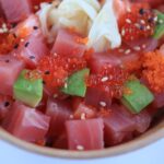 アボカドといくらをのせたまぐろの角切り丼のクローズアップ