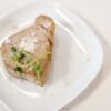 白い皿に盛り付けた焼き目のついたまぐろステーキ