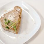 白い皿に盛り付けた焼き目のついたまぐろステーキ