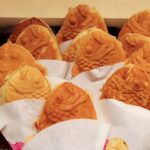 紙に包まれて並べられた焼きたてのたい焼き