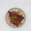 白いご飯の上に大きめの鰻の蒲焼きを一枚のせ、たれをかけて刻みねぎを散らしたシンプルな鰻丼