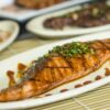 白い楕円皿にのった照り照りの魚の切り身に、刻みねぎがたっぷりとかかっている