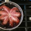 鍋の湯に沈めた生だこを上から見たクローズアップ