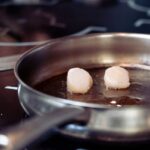 フライパンで焼いている最中のホタテ貝柱