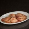 白い皿に並べた厚切りの生の牛タンスライス