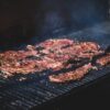 網の上で焼いているハラミ肉のクローズアップ