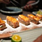 細長い器に並べた炙りの押し寿司