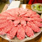 焼肉店で提供される、細かい霜降りが入った牛肉の希少部位を円形に盛り付けた一皿