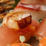 貝柱をのせた握り寿司の断面
