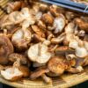 かごに山盛りになった椎茸
