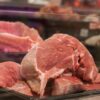 ガラスケースに並ぶ新鮮な豚肉の販売用トレー