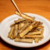 皮付きのままカリッと揚げたごぼうの素揚げ