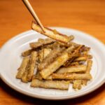 皮付きのままカリッと揚げたごぼうの素揚げ
