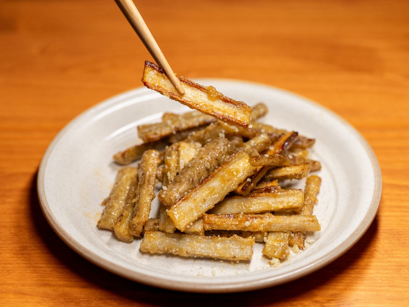 皮付きのままカリッと揚げたごぼうの素揚げ