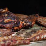 霜降りの牛カルビ肉を焼肉用にカットしたクローズアップ写真