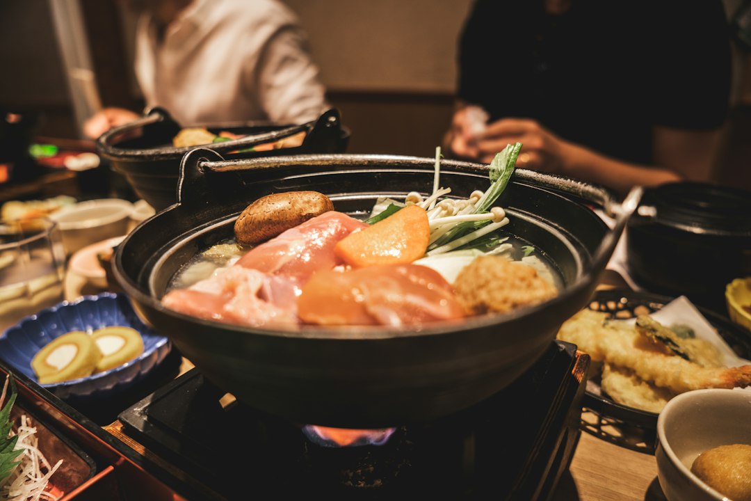 湯気の立つ具だくさんの鍋料理