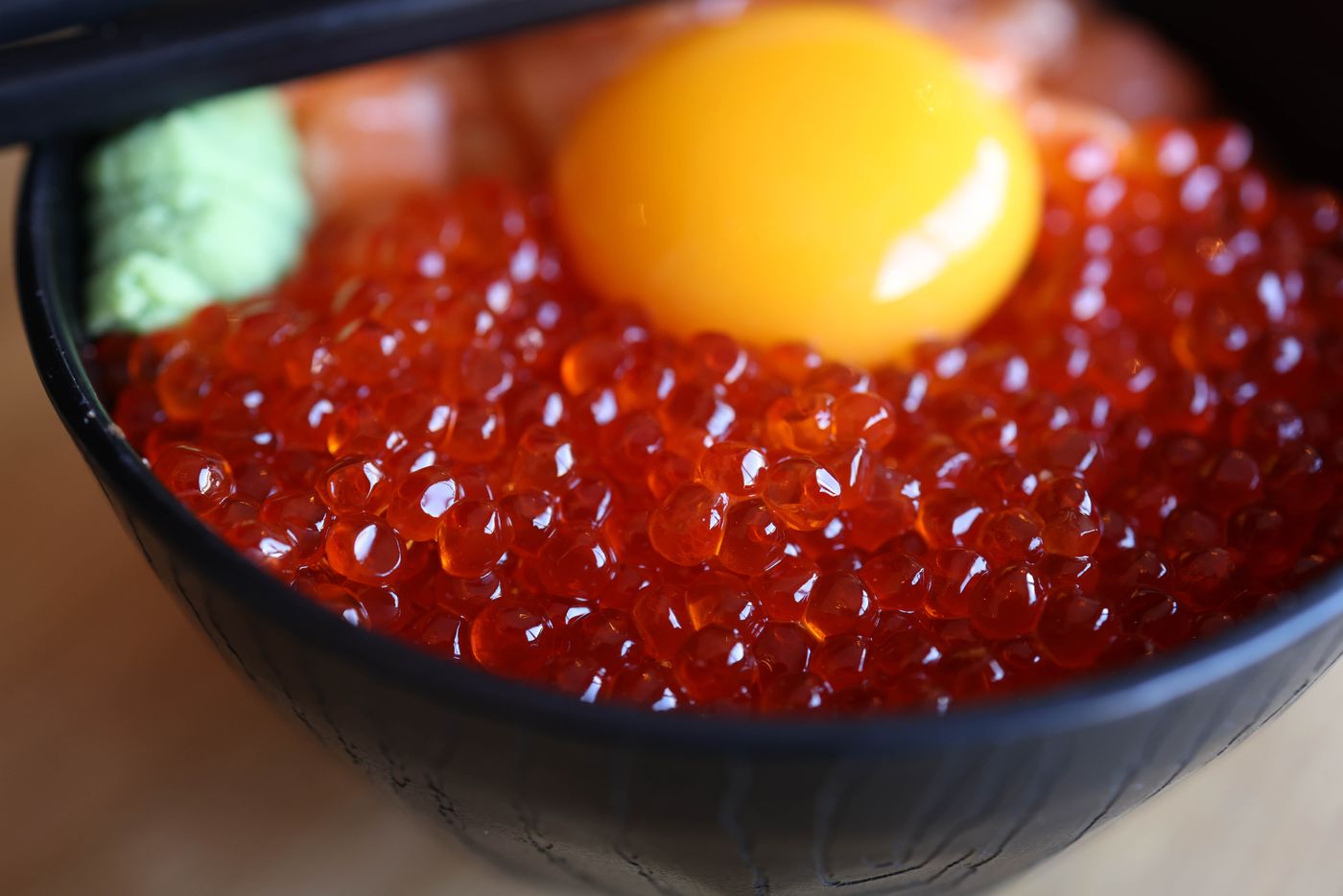 つやのあるいくらに卵黄をのせた贅沢ないくら丼