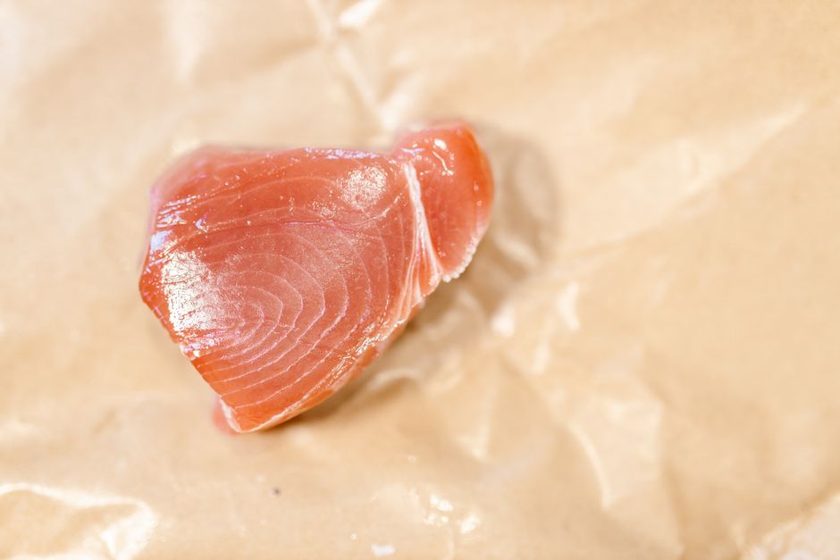 薄いピンク色をしたびんちょうまぐろの切り身のクローズアップ