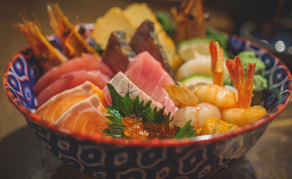 海老や白身魚を彩りよく盛り付けた海鮮丼