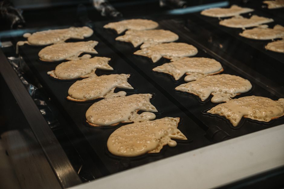 たい焼き専用の焼き型で生地を焼いている様子
