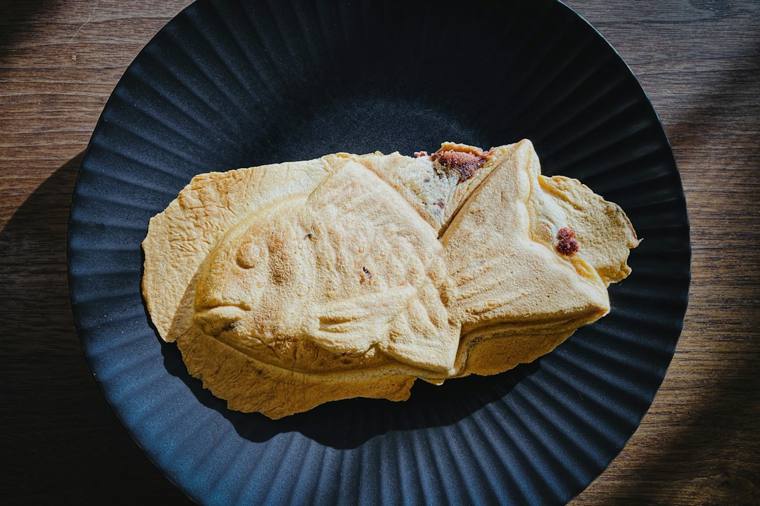 半分に割ってあんこの断面が見えるたい焼き