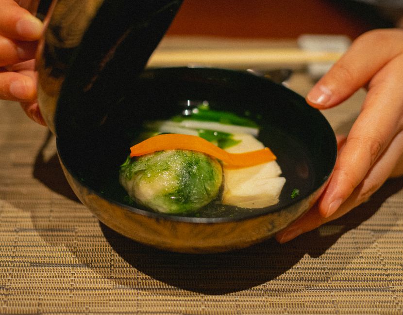 お椀に盛られた魚のすり身団子と野菜の吸い物