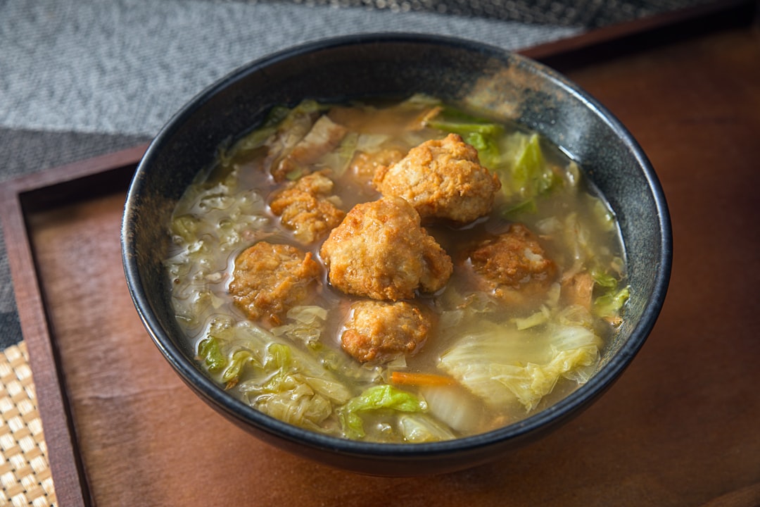 鍋で煮込まれた揚げ団子と白菜のスープ