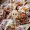 九州産鶏肉の生肉のクローズアップ写真
