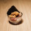 細かく刻んだまぐろにうにをのせた小鉢