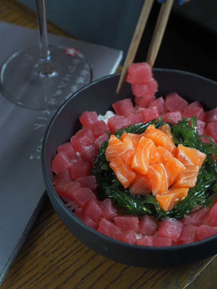 赤身まぐろとサーモンをたっぷりのせた丼